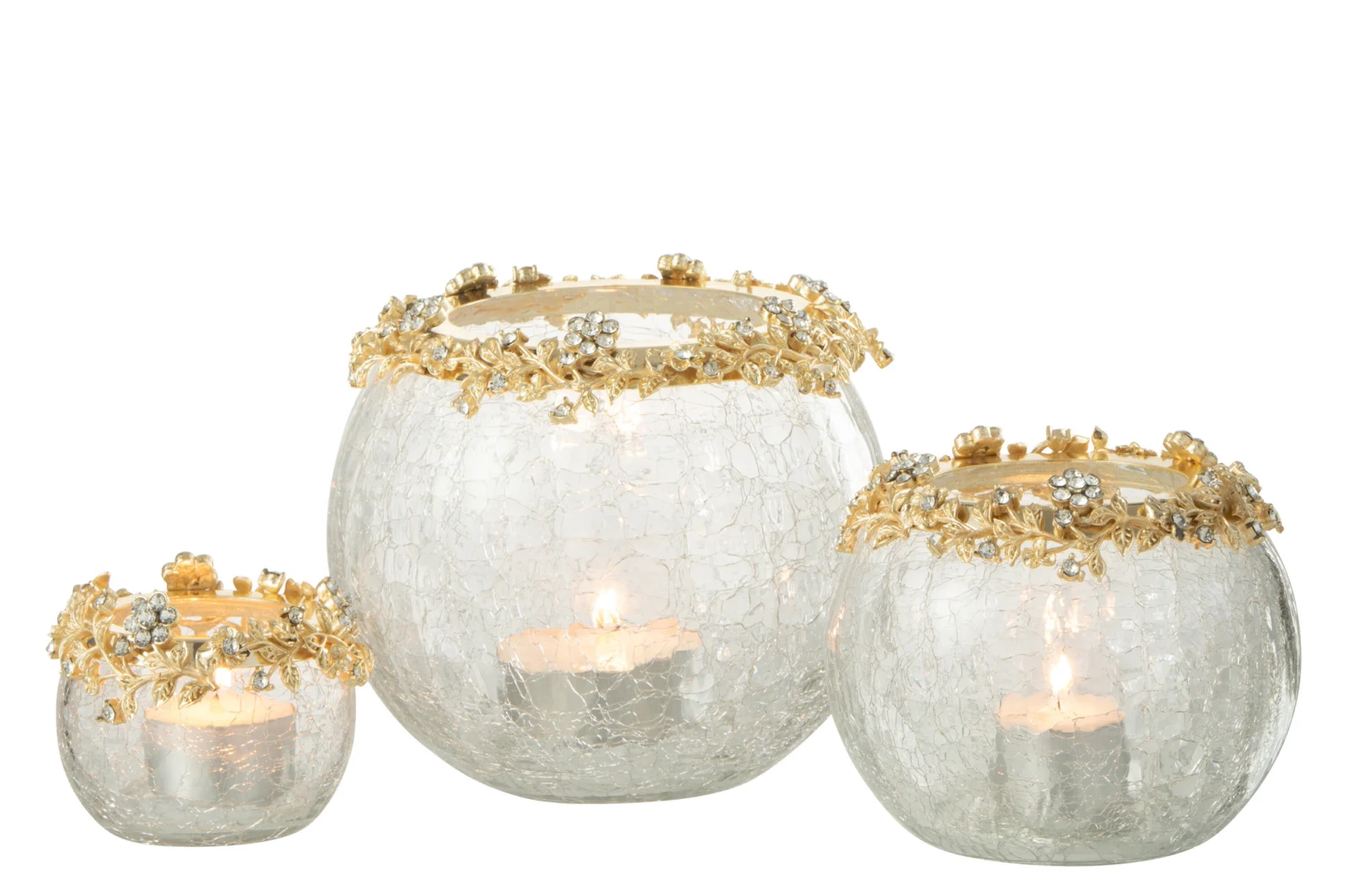 Drie grote, ronde Theelichthouder Volve Metaal Glas Goud Transparant kandelaars met helder gebarsten glas en randen versierd met gouden en zilveren bloemenaccenten, elk met een brandend waxinelichtje tegen een witte achtergrond.
