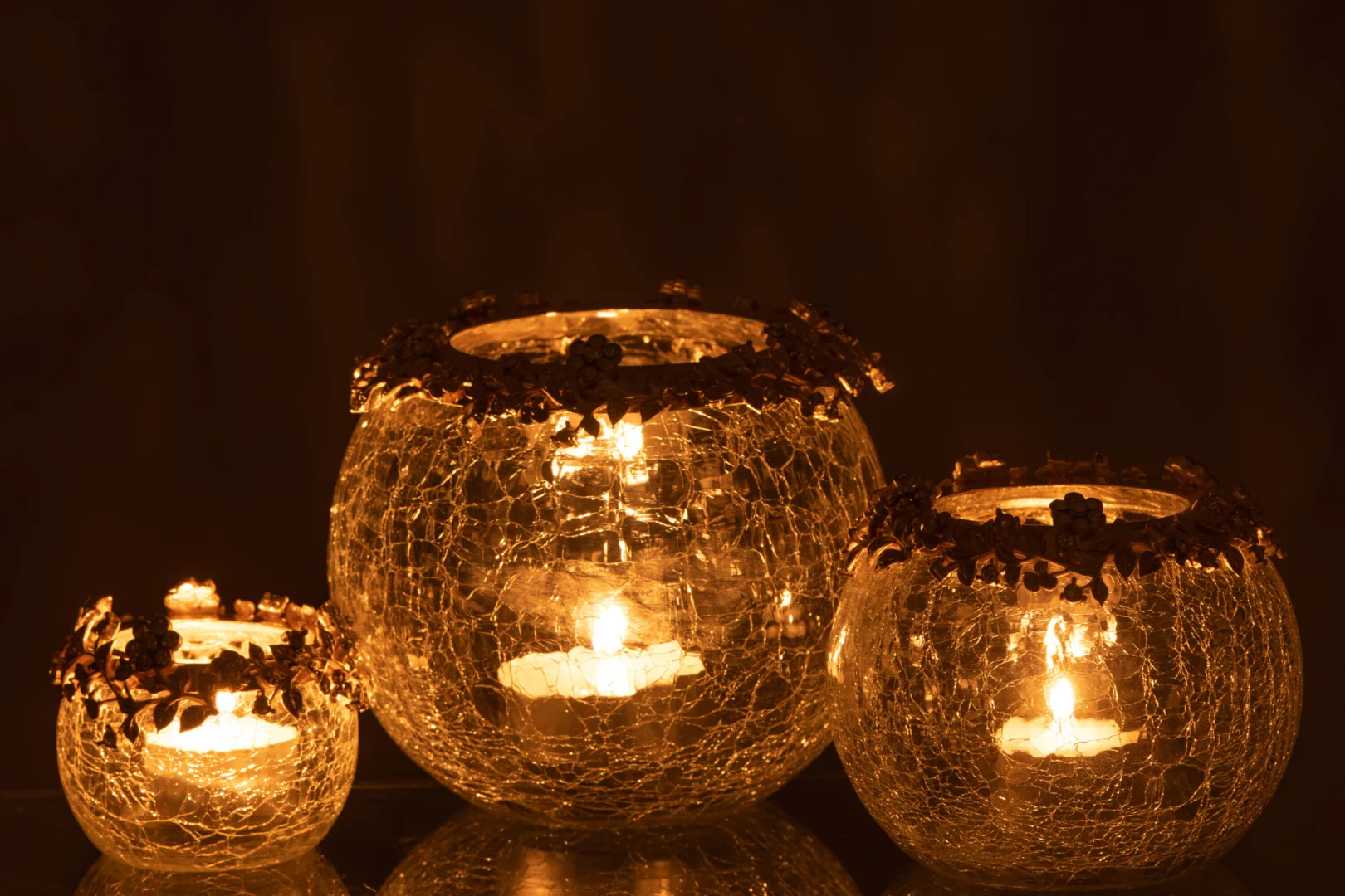 De Theelichthouder Volve Metaal Glas Goud Transparant Groot is een grote, transparante kandelaar van glas en metaal met een gouden afwerking, die een warme, uitnodigende gloed uitstraalt wanneer hij brandt, perfect om de sfeer in je ruimte te verbeteren.