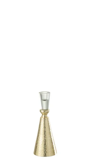 De Kaarsenhouder Tape Aluminium Glas Goud Transparant Klein heeft een houder van helder glas op een gouden, gehamerde aluminium kegelbasis voor een elegante en decoratieve look tegen een effen witte achtergrond.