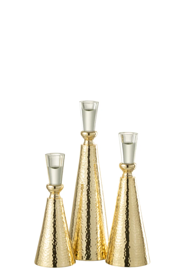 De Kaarsenhouder Tape Aluminium Glas Goud bestaat uit drie goudkleurige, gehamerde metalen kegelvormige kandelaars van verschillende hoogtes met helder glazen bovenkanten, bij elkaar geplaatst tegen een witte achtergrond.