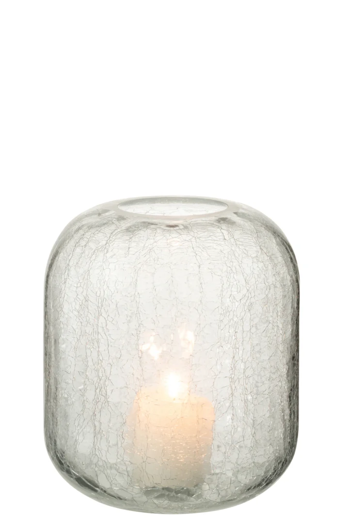 De Kaarsenhouder Orkaan Kraakglas Transparant Medium is een brandende kaars in een ronde, heldere glazen houder met een gebarsten, gestructureerd oppervlak tegen een witte achtergrond.