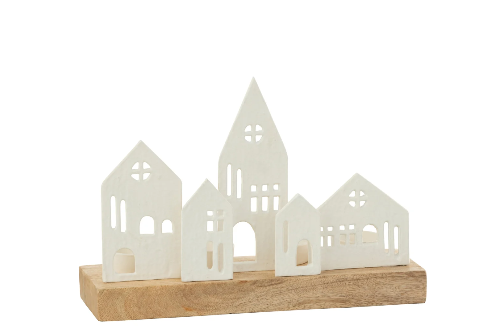 Theelichthouder Huis Aluminium Hout Wit Natuurlijk: decoratieve witte huisvormige waxinelichthouders met uitgesneden ramen en deuren, gerangschikt op een natuurlijke houten basis, waardoor een charmant dorpsgezicht ontstaat.