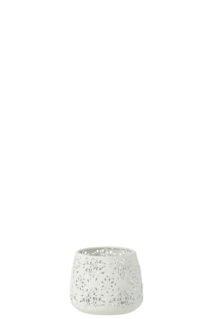 Theelichthouder Rond Oosters Metaal Glas Wit Klein: een kleine, wit metalen kandelaar met kantpatroon, ronde basis en licht uitlopende zijkanten, tegen een effen witte achtergrond.