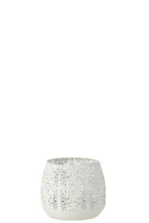 Theelichthouder Oosters Metaal Glas Wit Middel is een witte, ronde metalen kandelaar met ingewikkelde uitgesneden patronen, afgebeeld tegen een effen witte achtergrond.