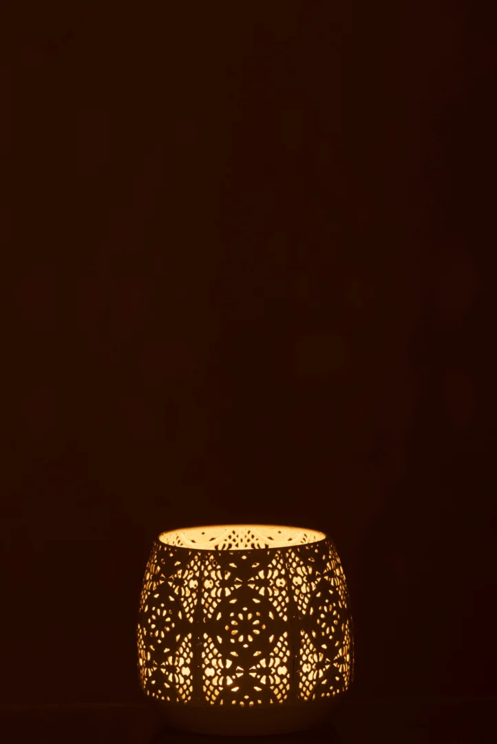 De Theelichthouder Oosters Metaal Glas Wit Middel heeft ingewikkelde uitgesneden patronen die een warme gloed in het donker creëren en delicate licht- en schaduwontwerpen op elk oppervlak werpen.