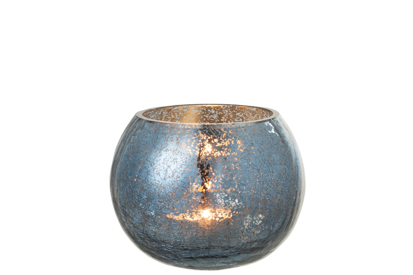 Een brandende kaars gloeit in de Theelichthouder Orkaan Craquelure Glas Blauw Medium, een ronde, gestructureerde blauwgrijze glazen houder met een reflecterende, gespikkelde afwerking tegen een witte achtergrond.