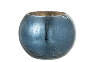 De Kaarsenhouder Orkaan Craquelure Parel Blauw Groot is een ronde, brede glazen vaas met een metallic blauwe craquelétextuur en een reflecterend oppervlak, tegen een effen witte achtergrond.