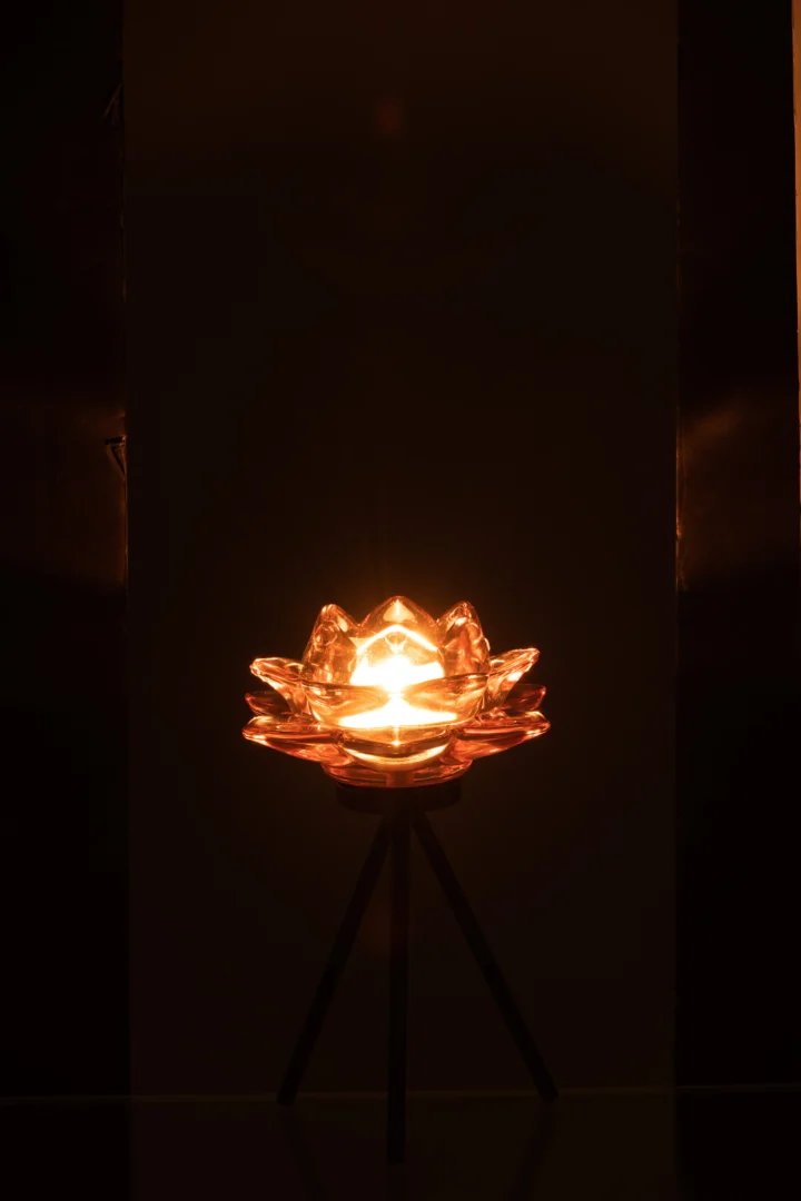 De Theelichthouder Op Voet Bloem Glas Roze Klein is een kleine, bloemvormige glazen kandelaar op een standaard die een warme gloed uitstraalt die elke donkere ruimte opfleurt.