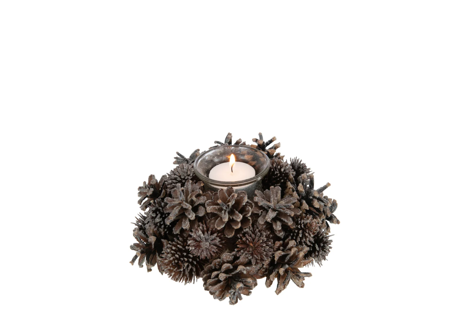 Theelichthouder krans dennenappels donkerbruin: een glazen theelichthouder omringd door donkerbruine dennenappels, weergegeven op een witte achtergrond.
