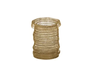 De Kaarsenhouder Orkaan Net Metaal Goud Groot is een grote, cilindrische, open kandelaar gemaakt van ingewikkeld geweven goudkleurige metalen ringen, die een delicate en flexibele uitstraling hebben. De houder staat rechtop op een effen witte achtergrond.