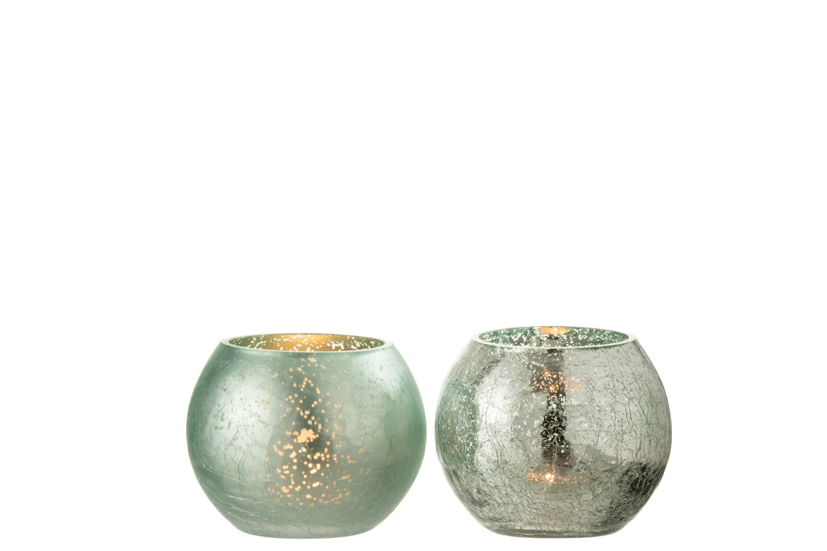 Set van twee kleine Sphere Craquelure glazen waxinelichthouders - een aquagroen, een helder - met brandende kaarsen, naast elkaar op een witte achtergrond.