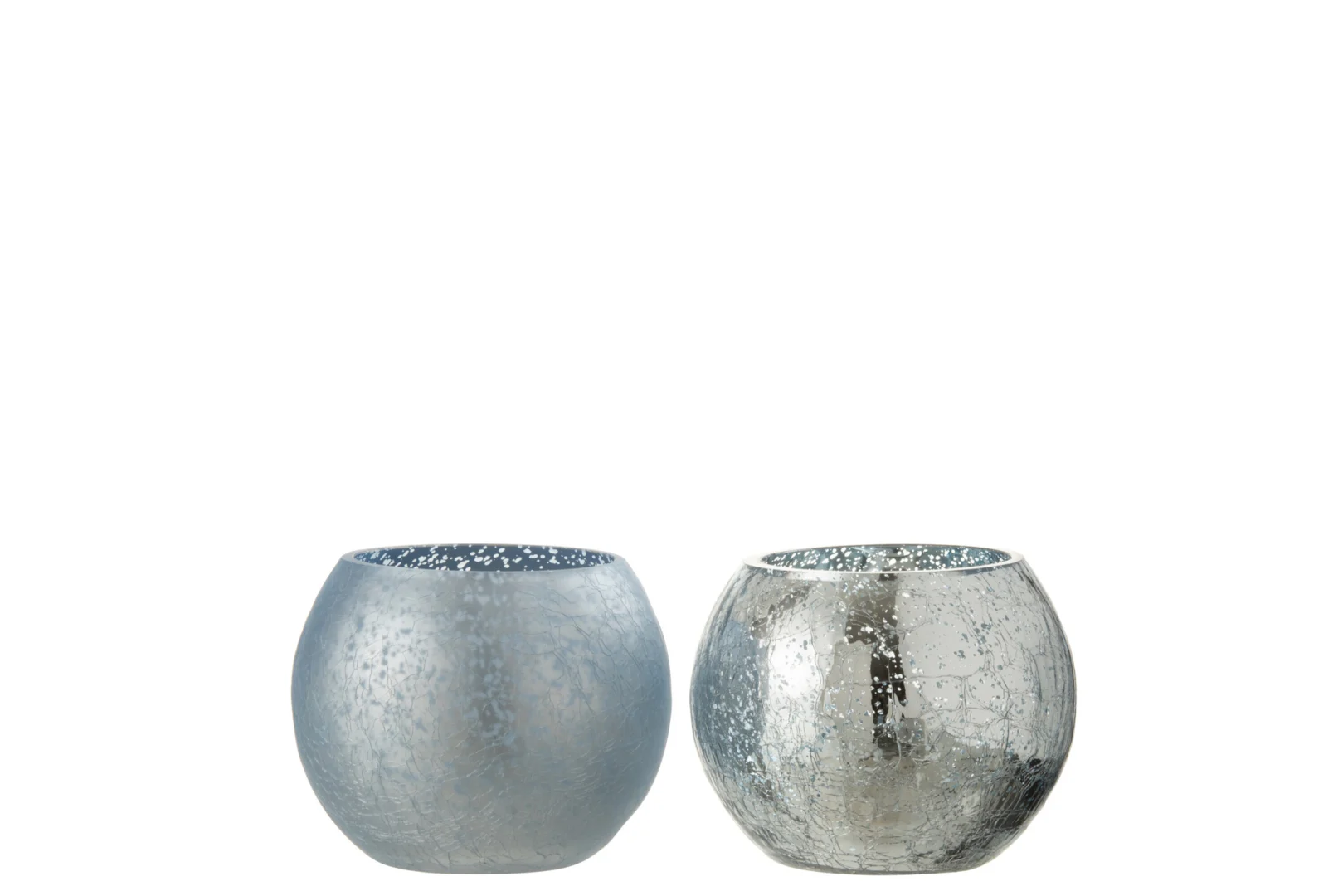 De Theelichthouder Sphere Craquelure Glas Blauw Klein Set 2 heeft twee ronde, gestructureerde glazen kandelaars - een lichtblauwe en een zilveren - naast elkaar op een witte achtergrond.