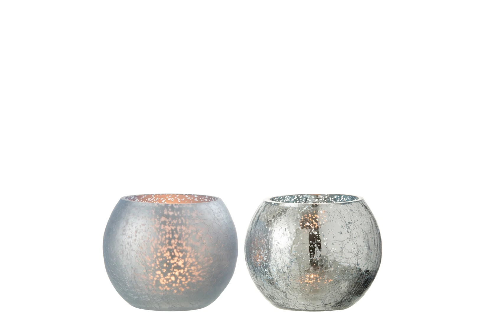 Theelichthouder Sphere Craquelure Glas Blauw Klein Set van 2: Twee ronde blauwe glazenhouders met craquelé afwerking staan naast elkaar, elk met een brandend kaarsje dat een warme gloed door het glas verspreidt. Achtergrond is effen wit.
