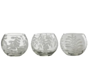 De Kaarsenhouder Orkaan Pailletten Glas Wit Set 3 heeft drie ronde, heldere glazen kandelaars met matwitte varen- en bladmotieven, naast elkaar op een effen witte achtergrond.