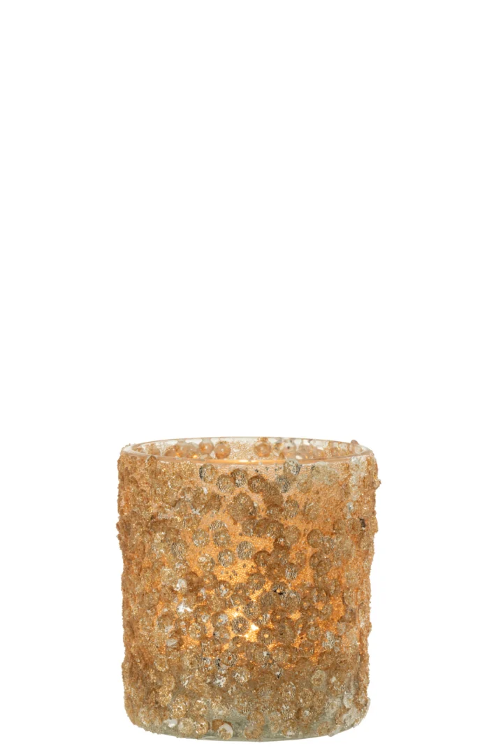 De Kaarsenhouder Orkaan Sequin Glas Mat Goud Medium heeft een gouden, gestructureerde buitenkant met glitterkralen. Een kaars in de mat geeft een warme, zachte gloed door het decoratieve glazen oppervlak.