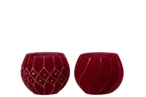 De Kaarsenhouder Hurricane Velvet Glas Rood Goud Set 2 heeft twee ronde kandelaars van rood glas: de ene met een gouden ruit- en stippenpatroon, de andere met golvende gouden lijnen, beide weergegeven op een witte achtergrond.