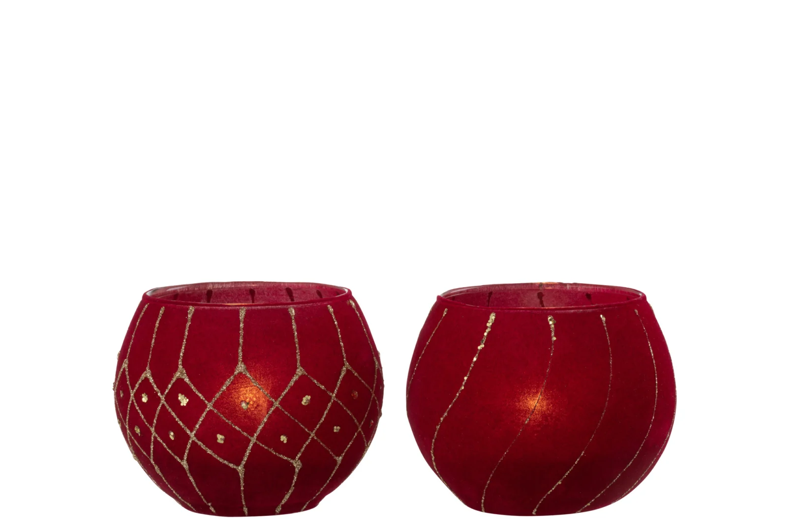 De Kaarsenhouder Hurricane Velvet Glas Rood Goud Set 2 heeft twee ronde kandelaars van rood glas met gouden patronen - een met diamanten en stippen, de ander met gebogen lijnen - die beide warm opgloeien bij kaarslicht.