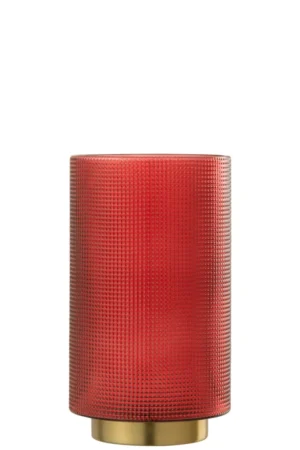 Theelichthouder Orkaan Geruit Glas Rood Goud Groot: Een cilindervormige kandelaar van rood glas met een structuurpatroon staat op een ronde goudmetalen voet, afgebeeld tegen een effen witte achtergrond.