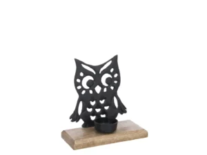 De Kaarsenhouder Uil Aluminium Hout Zwart Klein is een kleine zwarte uilvormige kandelaar met uitgesneden details op een rechthoekige houten voet en een ronde houder voor een waxinelichtje aan de voorkant.