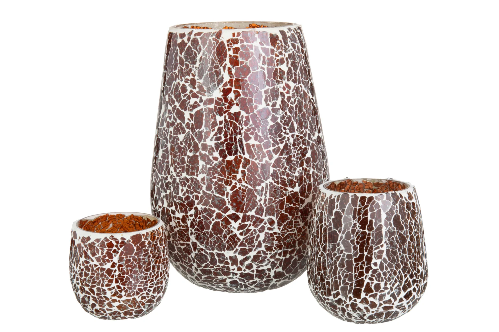 De Kaarsenhouder Ali Glas Bruin Groot, een grote kandelaar van glanzend bruin en wit mozaïekglas, staat tegen een witte achtergrond met twee kleinere bijpassende houders ervoor geplaatst.