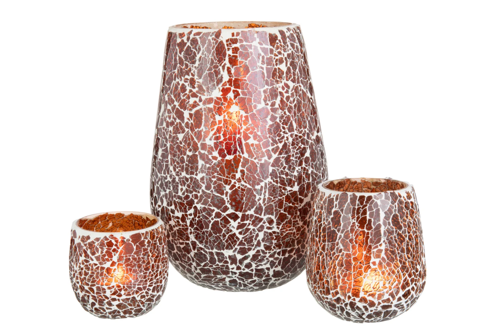 De Kaarsenhouder Ali Glas Bruin Groot is een hoge kandelaar van mozaïekglas met een bruin en wit gebarsten patroon, dat van binnen warm oplicht tegen een witte achtergrond.