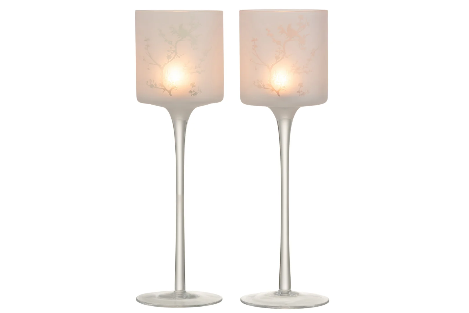 De Theelichthouder Op Voet Boom Vogel Glas Roze Groot Set 2 bestaat uit twee hoge glazen kandelaars met groene en roze motieven, die elk een zachte gloed verspreiden door het glas met fijne patronen.
