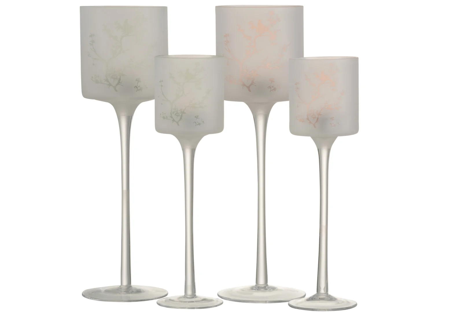 Set van twee grote glazen kandelaars, elk met een voet en delicate vogel- en boommotieven in groen en roze.