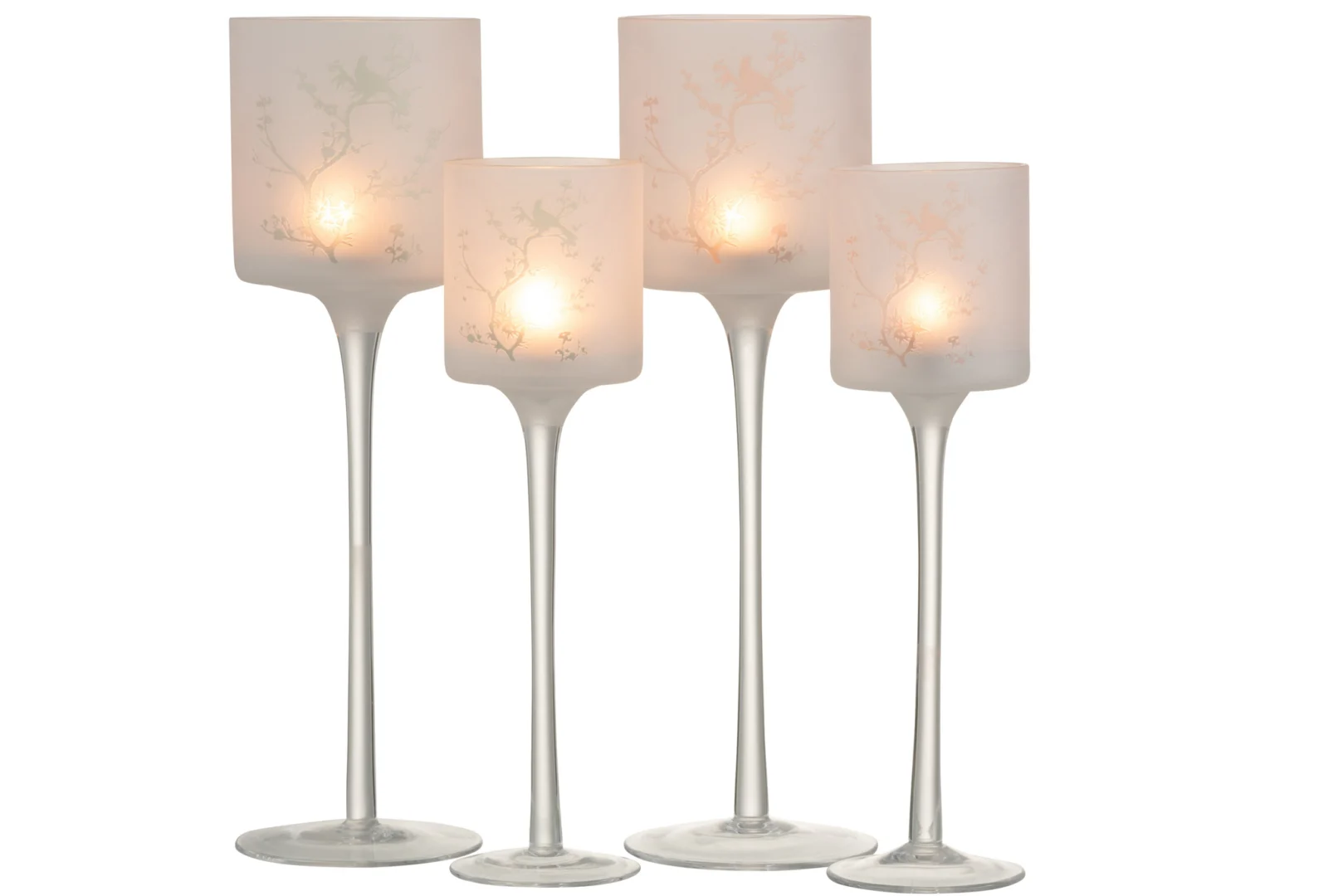 De Theelichthouder Op Voet Boom Vogel Glas Roze Groot Set 2 heeft twee elegante glazen kandelaars met bloemen- en vogelmotieven, elk op een hoge steel en een ronde voet, die een warme gloed verspreiden als ze branden.