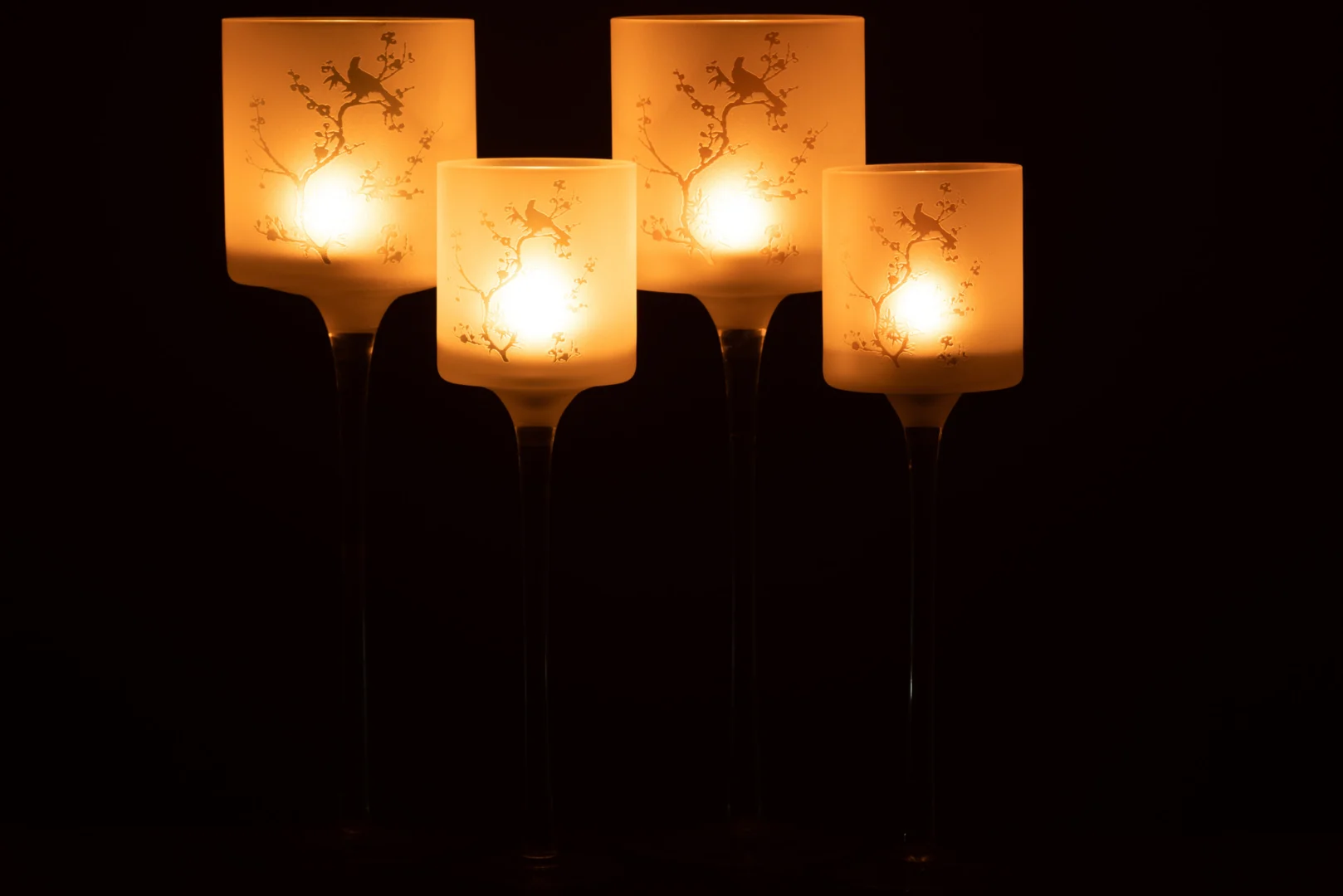 Theelichthouder Op Voet Boom Vogel Glas Groen Roze Groot Set 2: twee hoge glazen kandelaars met matte kappen en elegante vogel- en takontwerpen creëren een warme, gezellige gloed, perfect om je ruimte met stijl en charme te verfraaien.