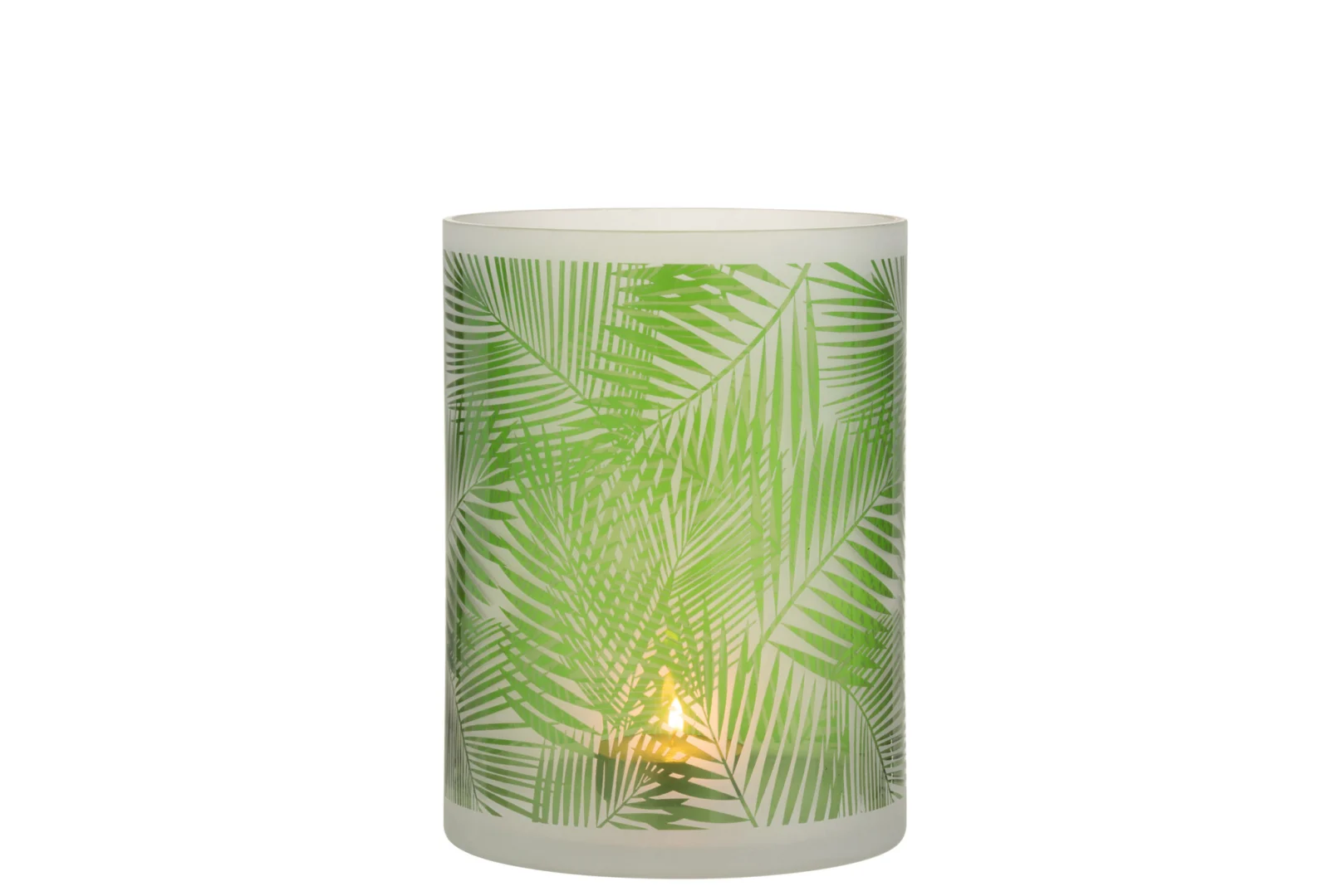 De Kaarsenhouder Orkaan Tropisch Glas Groen Groot is een cilindervormige glazen kandelaar met groene palmbladerenpatronen en een brandende kaars binnenin, die een warme gloed creëert.