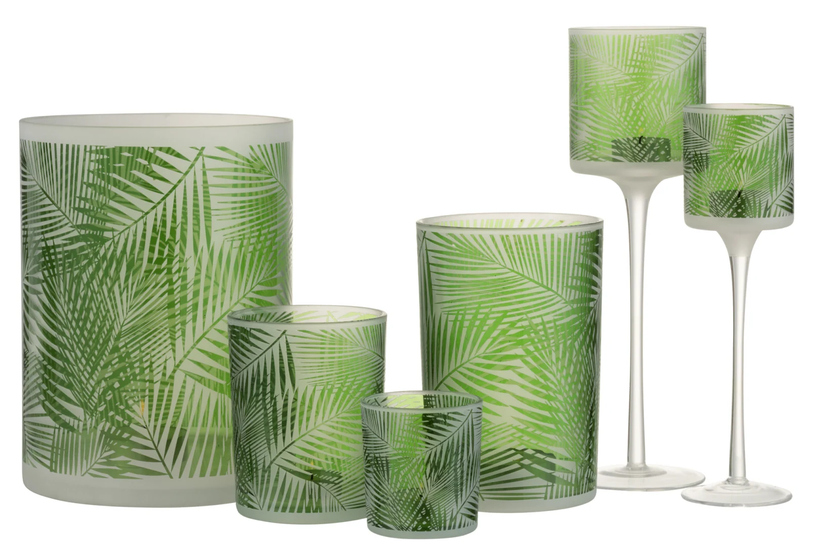 Zes Kaarsenhouder Orkaan Tropisch Glas Groen Groot kandelaars van verschillende hoogtes hebben groene palmbladerenpatronen. Drie zijn kort en cilindervormig, drie hoog met slanke stelen, allemaal tegen een effen witte achtergrond.