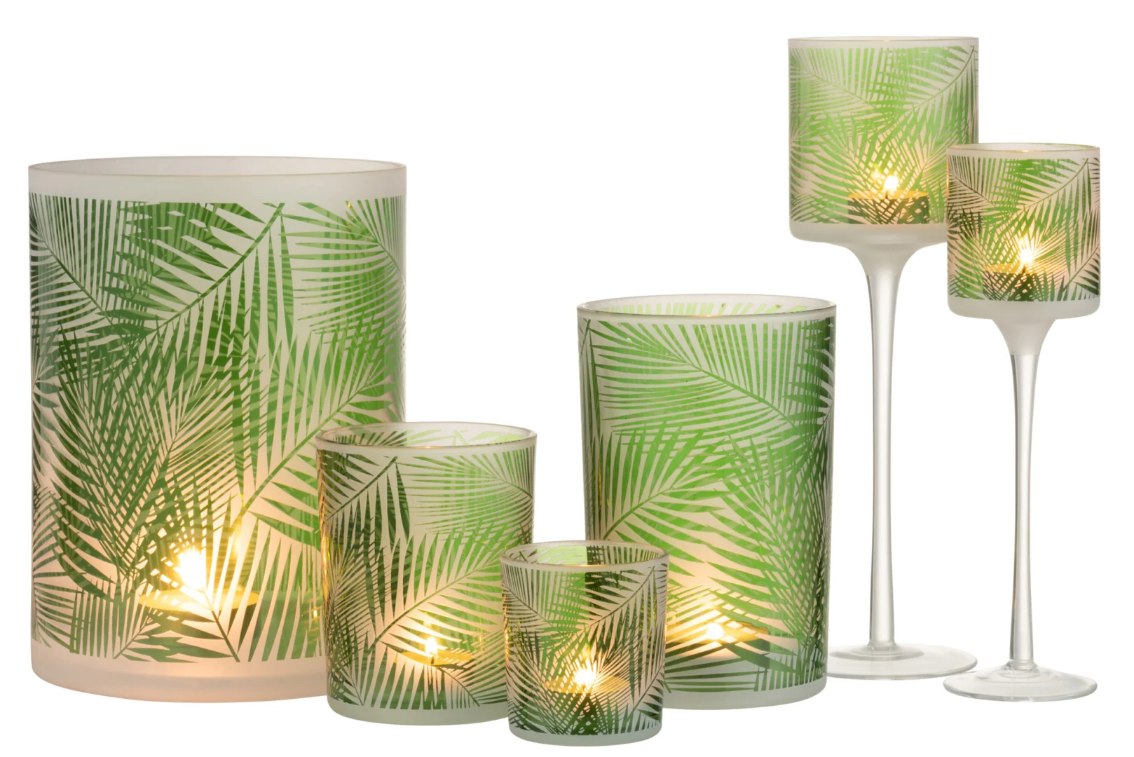 Vijf Kaarsenhouder Orkaan Tropisch Glas Groen Groot kandelaars met palmbladerenmotieven, drie korte cilindrische en twee hoge met stelen, elk met een brandende kaars, staan bij elkaar op een witte achtergrond.