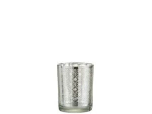 De Kaarsenhouder Orkaan Oosters Glas Zilver Klein, een kleine kaarsenhouder van zilverglas met een ingewikkeld geëtst geometrisch patroon, staat rechtop op een witte achtergrond.