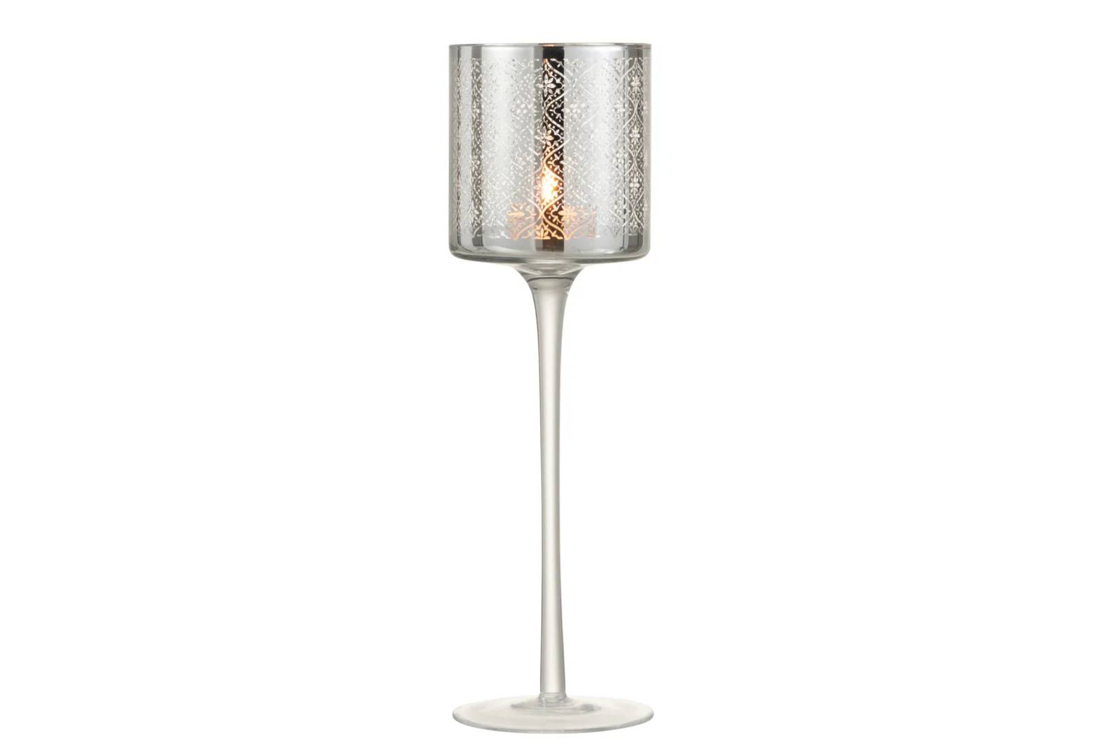 De Theelichthouder Op Voet Oosters Glas Zilver Groot is een hoge, elegante glazen kandelaar met een slanke steel en decoratieve gedessineerde kap, perfect voor het houden van een brandende kaars.