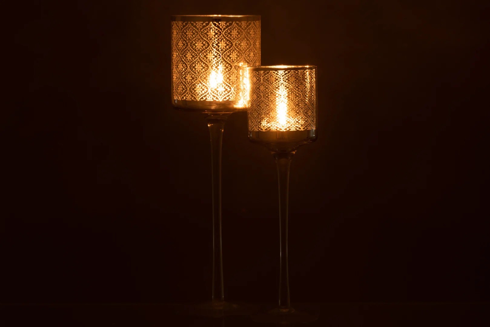Theelichthouder Op Voet Oosters Glas Zilver Groot straalt een warm licht uit met zijn intrigerende patroon en hoge, slanke voet-perfect voor een gezellige en sfeervolle ambiance.