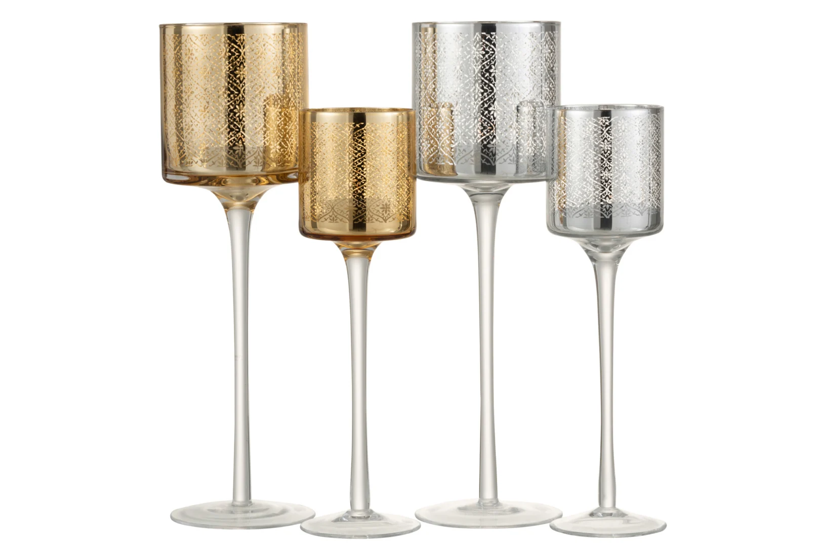 Vier hoge "Theelichthouder Op Voet Oosters Glas Zilver Groot" kandelaars met lange stelen en zilveren glazen bekers met metallic textuur zijn in aflopende hoogte gerangschikt tegen een witte achtergrond.