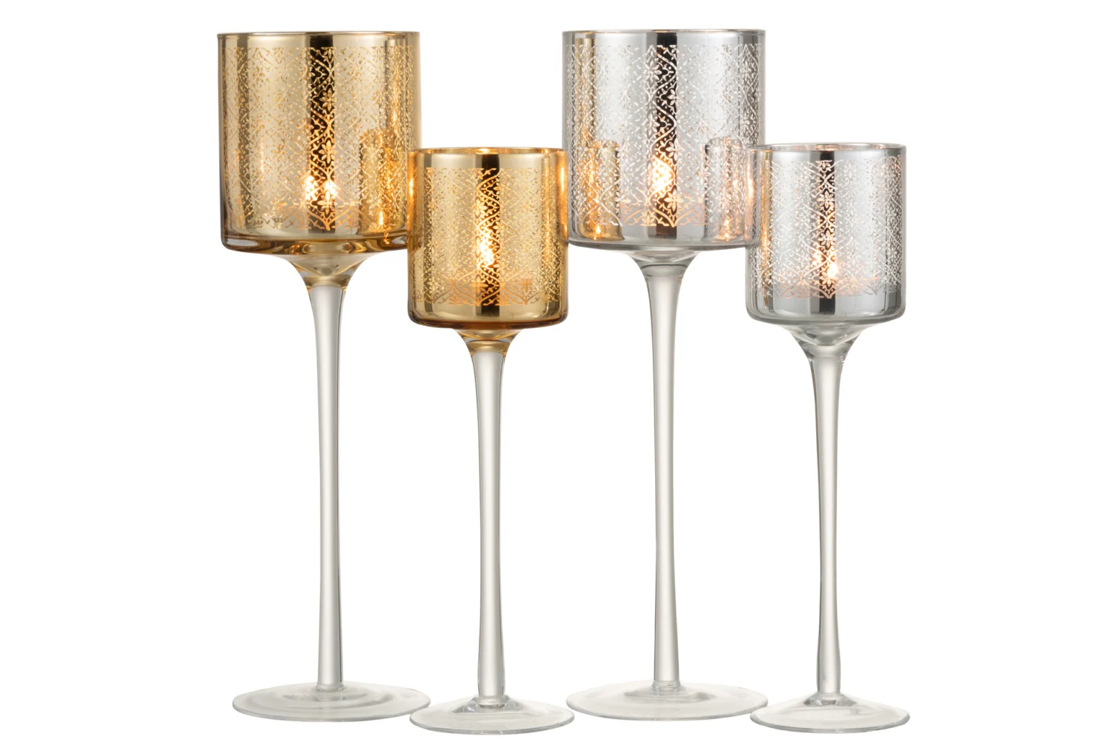 Vier hoge Theelichthouder Op Voet Oosters Glas Zilver Groot kandelaars met elegante glazen bekers in zilver, elk versierd met ingewikkelde geëtste patronen, staan samen met brandende kaarsen.