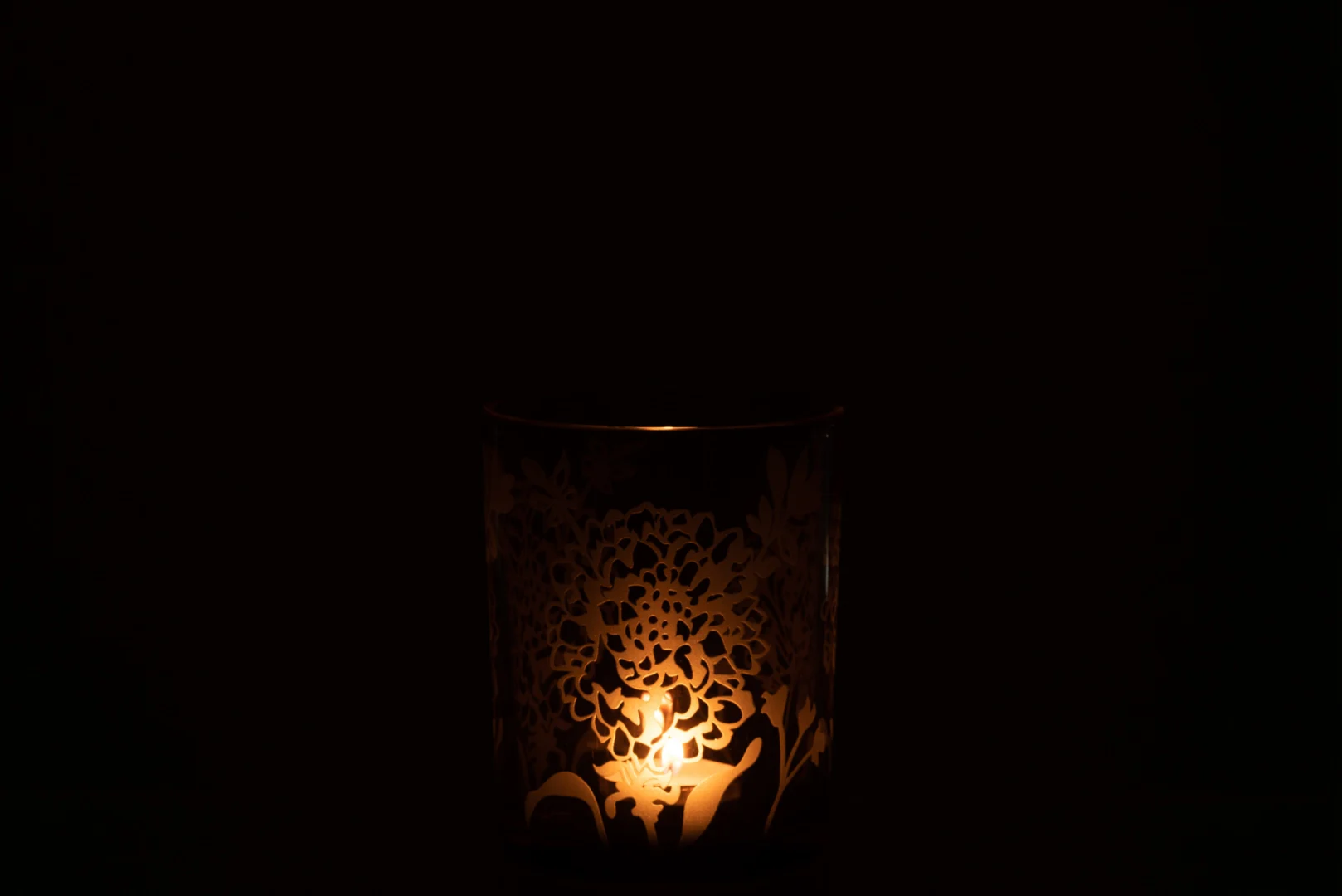 De Kaarsenhouder Orkaan Bloem Glas Roze Klein werpt een warme, zachte gloed in het donker. De ingewikkelde bloemmotieven van de roze glazen houder worden prachtig verlicht door het kaarslicht.