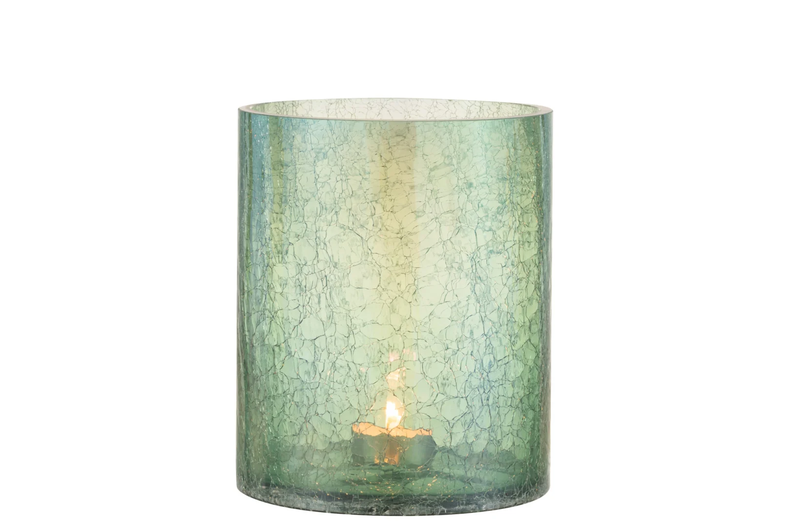 Een brandend waxinelichtje gloeit in de Kaarsenhouder Orkaan Crackle Glas Groen Groot, een grote cilindervormige glazen houder met een groene craquelé afwerking.