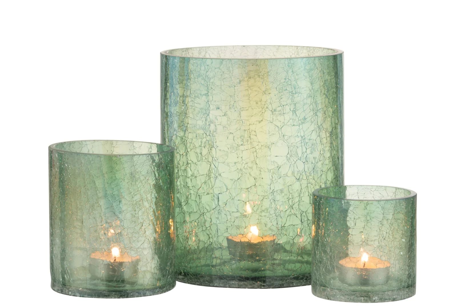 Drie brandende waxinelichtjes staan naast elkaar in Kaarsenhouder Orkaan Crackle Glas Groen Groot kandelaars van verschillende hoogtes, met doorschijnend, groen getint craqueléglas tegen een witte achtergrond.