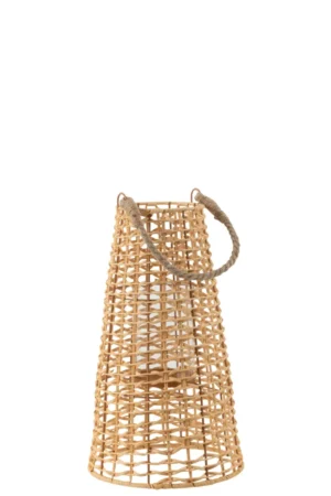 De Kaarsenhouder Lantaarn Anais Rotan Natuurlijk Klein is een conisch gevlochten rotan lantaarn met een stevig handvat van touw, ideaal voor een kaars of lichtbron, afgebeeld tegen een effen witte achtergrond.