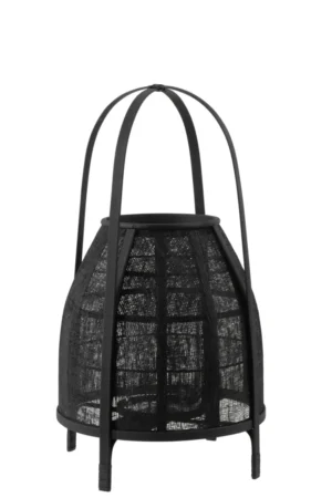 De Kaarsenhouder Lantaarnkap Bamboe Zwart Middel is een zwarte, moderne lantaarn met een lichaam van geweven gaas, drie gebogen metalen handgrepen over de bovenkant en vier korte poten.