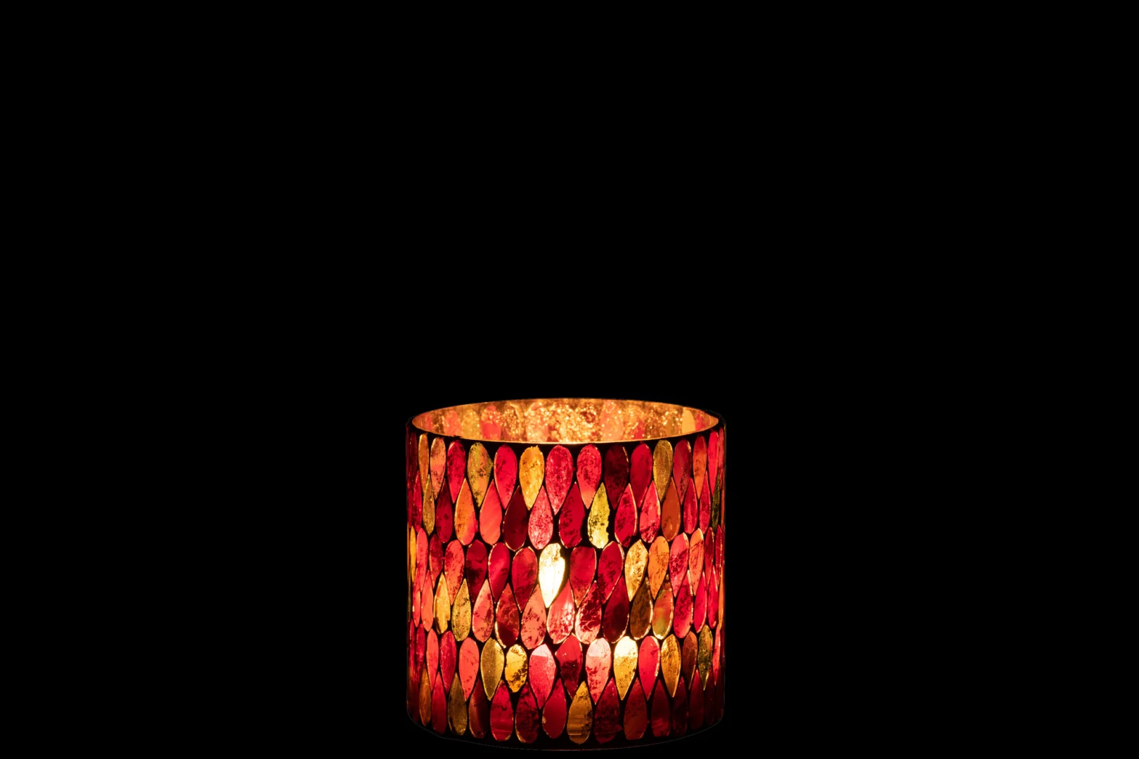 De Kaarsenhouder Hurricane Mozaïek Glas Mix Medium straalt warm, met kleurrijke glasstukjes tegen een volledig zwarte achtergrond.