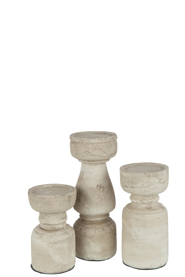 De Kaarsenhouder Terracotta Beige Groot is een grote, beige, rustieke kandelaar met een bewerkte, gestructureerde afwerking en cilindrische vorm, tegen een witte achtergrond.