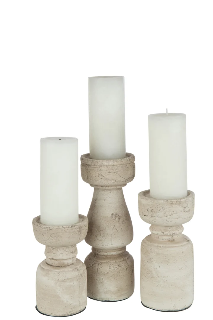 Drie witte pilaarkaarsen staan op Kaarsenhouder Terracotta Beige Groot kandelaars van verschillende hoogte en vorm, gegroepeerd op een witte achtergrond.