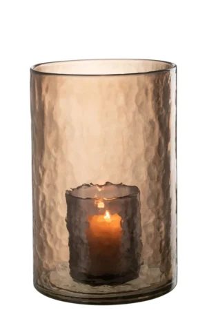 De Orkaan Dubbel Glas Oker Groot - Kaarsenhouder heeft een kleine kaars in een glazen houder met structuur, in een grote, cilindervormige amberkleurige glazen vaas met een gehamerde afwerking.