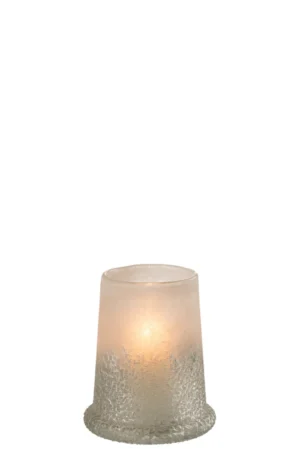 De Kaarsenhouder Orkaan Suikerglas Wit Medium is een matglazen kandelaar met een gestructureerd, doorschijnend oppervlak en een uitlopende voet. Als hij brandt, werpt hij een warme, zachte gloed tegen de effen witte achtergrond.