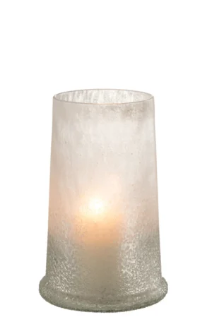 De Kaarsenhouder Orkaan Suikerglas Wit Groot, een grote matglazen kandelaar met een gestructureerde afwerking, staat op een witte achtergrond en straalt een zachte gloed uit van de brandende kaars binnenin.