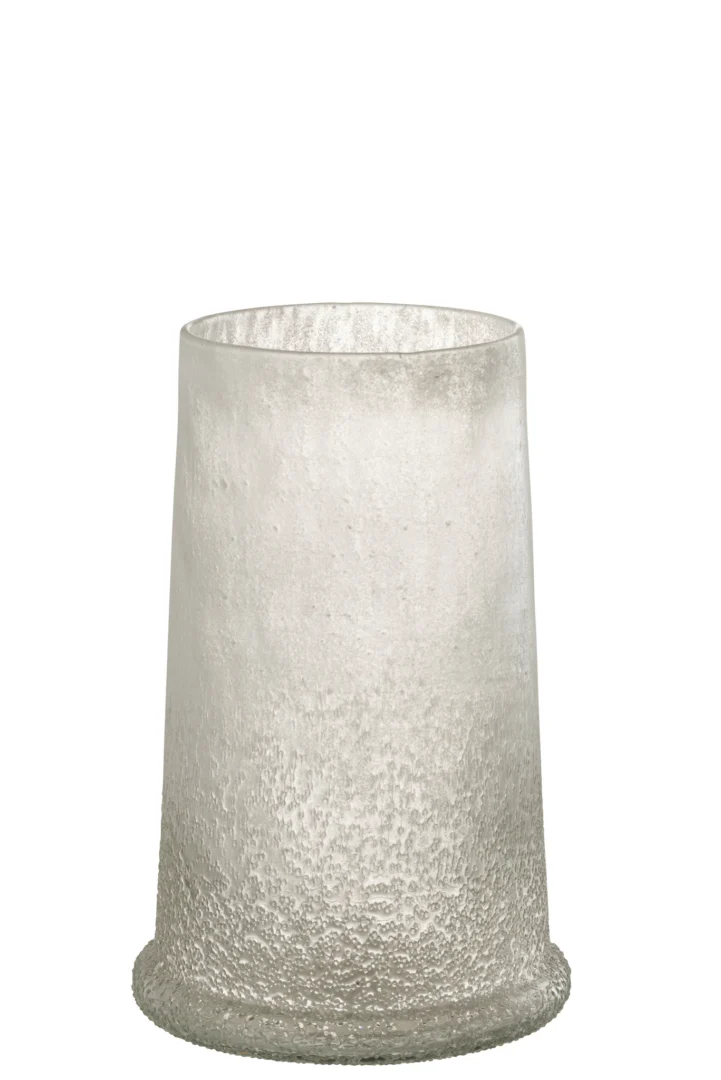 De Kaarsenhouder Orkaan Suikerglas Wit Groot is een grote, licht gematteerde glazen kandelaar met een gestructureerd oppervlak en een brede basis die bovenaan smaller wordt, afgebeeld tegen een effen witte achtergrond.