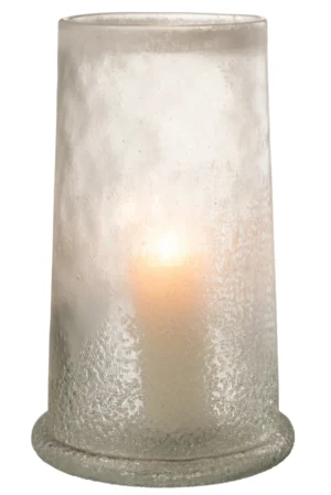 Een brandende kaars gloeit zachtjes in de Orkaan Suikerglas Wit Extra Groot - Kaarsenhouder, een houder van matglas met textuur en een licht uitlopende voet.